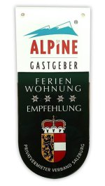 Alpine Gastgeber-Schild für die Ferienwohnung, Empfehlung mit Wappen des Privatvermieterverbands Salzburg.